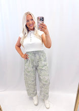 Load image into Gallery viewer, Marsh Muse Barrel Joggers💖 medium &amp; large left
