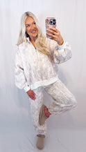 Load image into Gallery viewer, Classic Camo Sweatpants
