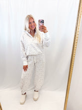Load image into Gallery viewer, Cheetah Chic SET (hoodie + sweatpants)
