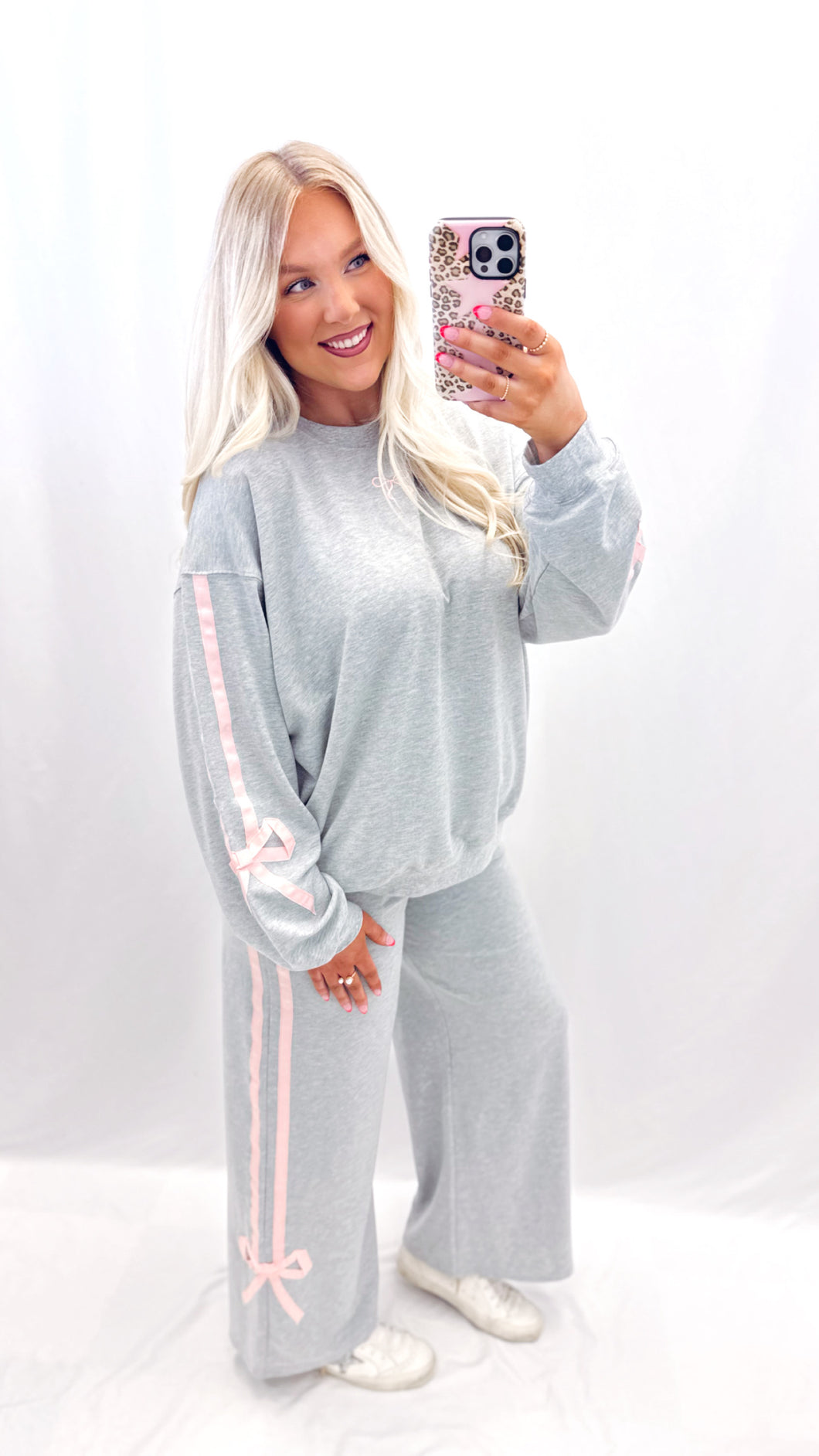 Cozy In Bows SWEATPANTS💖 2 larges left