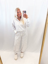Load image into Gallery viewer, Cheetah Chic SET (hoodie + sweatpants)
